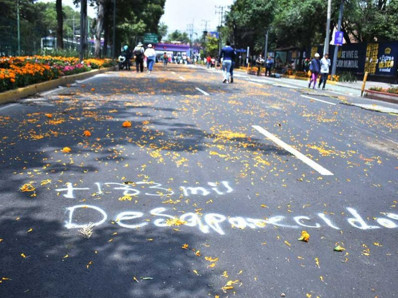 Protesta madres buscadoras en CDMX: Lanzan cempasúchil a policías tras ser encapsuladas