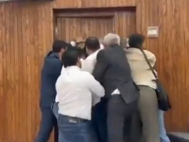 Irrumpen en Congreso de San Luis Potosí; protestan contra ley que castiga uso de IA