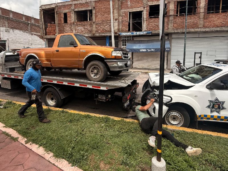 Atendían emergencia y provocan accidente: Unidad oficial embiste a adultos mayores