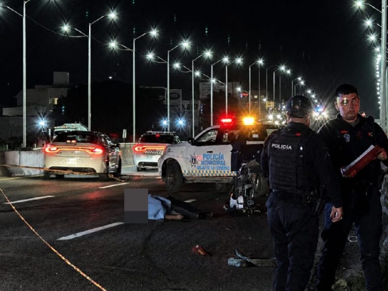 Muere hombre luego de derrapar en su motocicleta  e impactarse en muro de contención