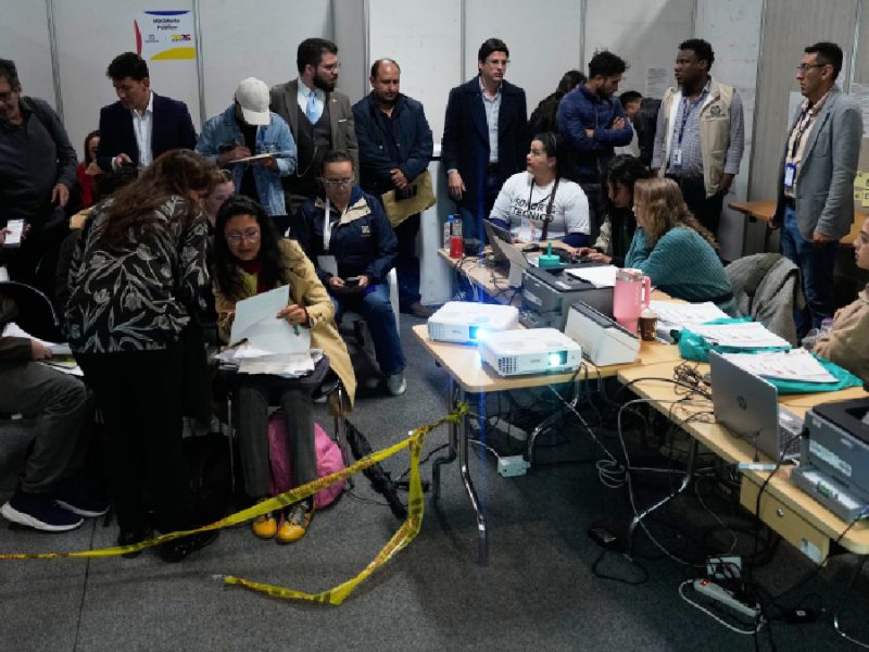 Elecciones en Colombia: De la Espriella se proclama ganador y Cepeda acusa anomalías