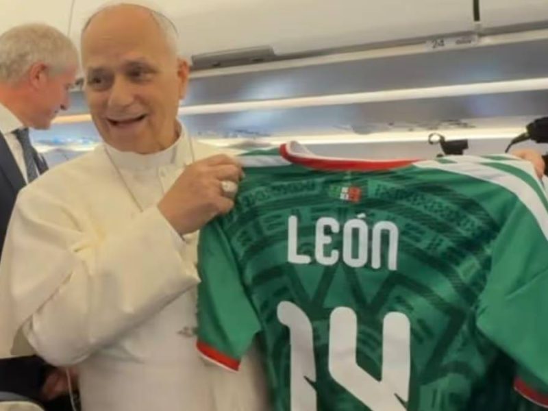 Papa León XIV, Selección Mexicana: El Sumo Pontífice posa con la playera del Tri rumbo al Mundial 2026