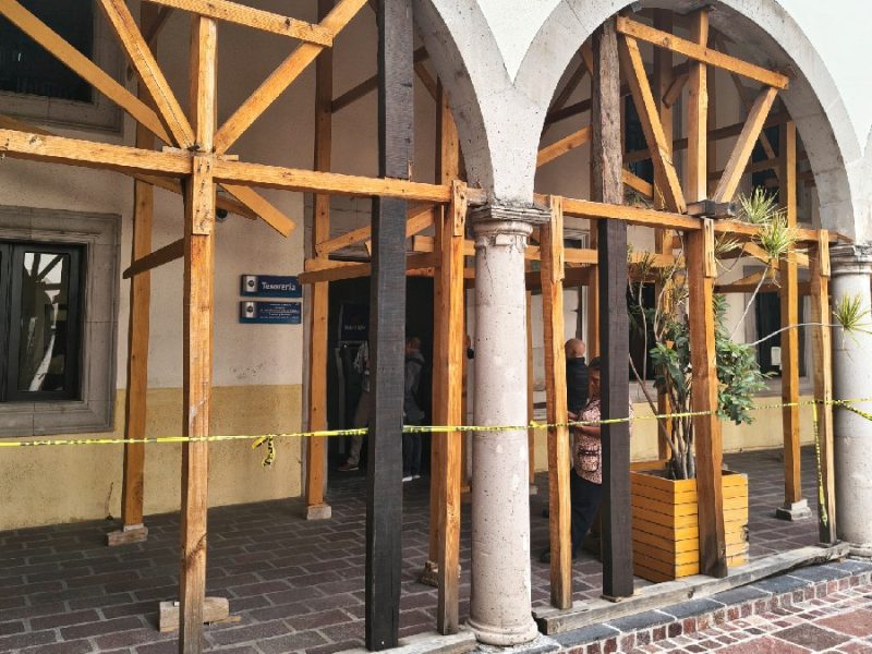 Uriangato trabaja con instituciones para reparar pilastrones del portal Independencia