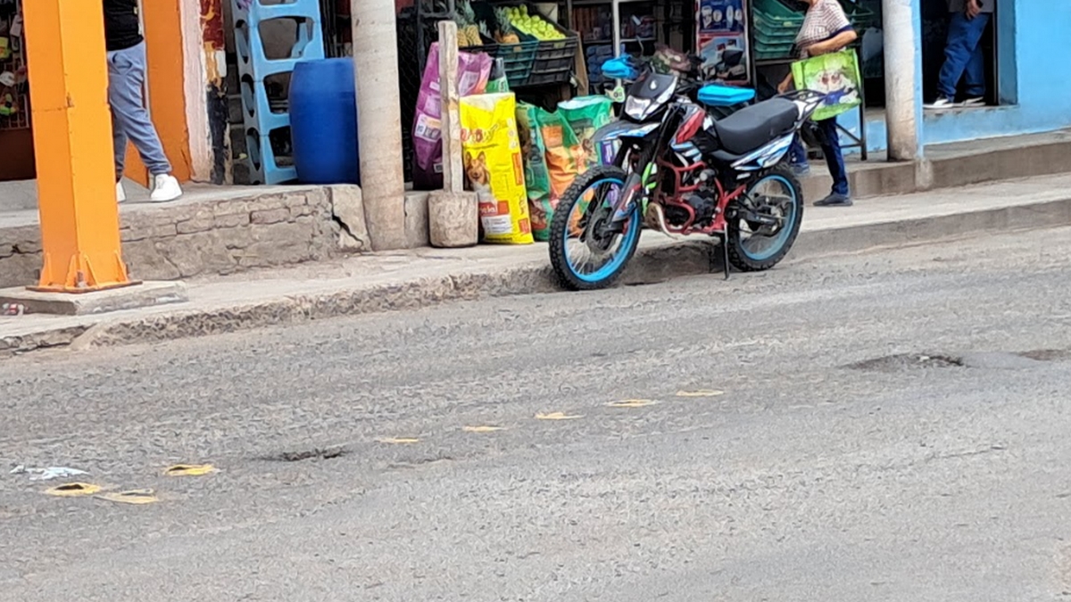 semáforo obstruye banqueta en Gto