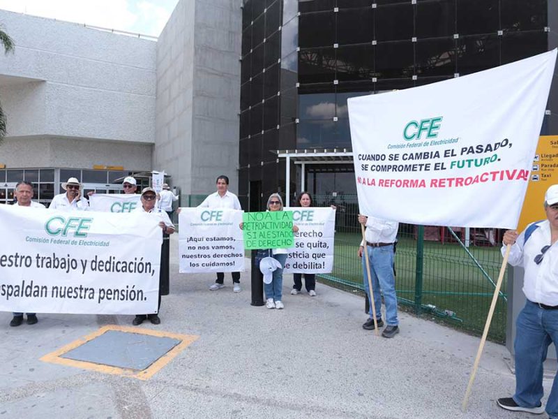 Jubilados de CFE y Pemex protestan en Aeropuerto de Guanajuato por recorte a pensiones