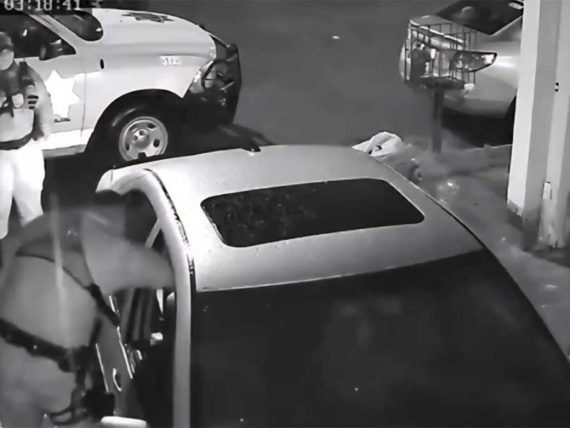 Caen policías de Silao que robaron reloj, celular y dinero a un hombre que dormía en su coche