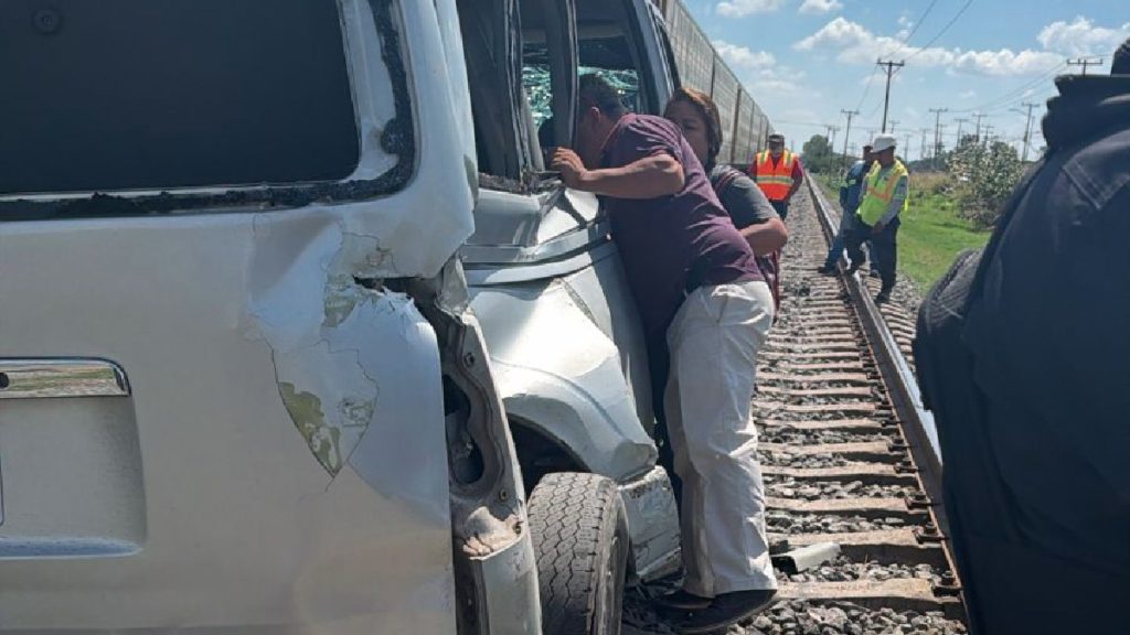 tren embiste camioneta en Villagrán