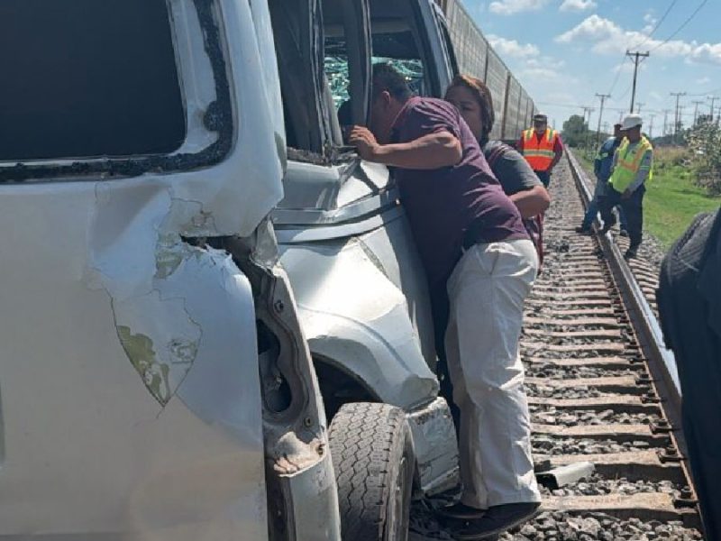 Tren embiste camioneta de transporte de personal en Villagrán