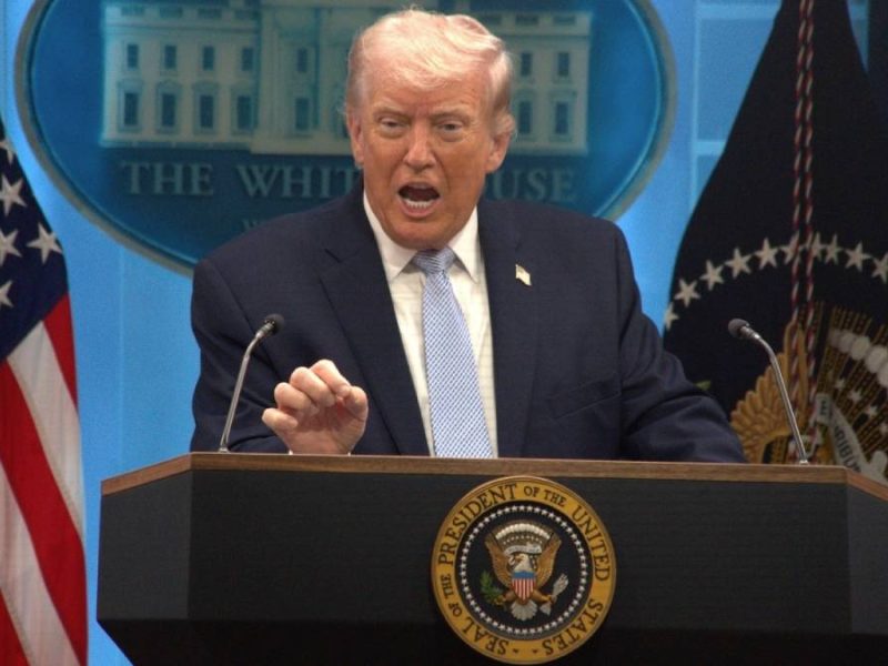Golpe al comercio: Trump firma orden para endurecer aduanas y frenar paquetes baratos