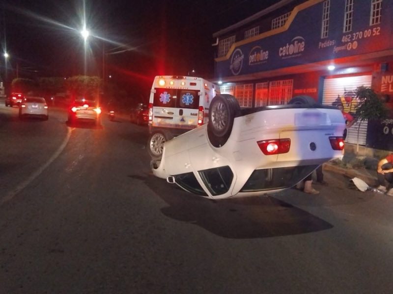 A exceso de velocidad, vuelca  conductor en San Juan de Retana, en Irapuato
