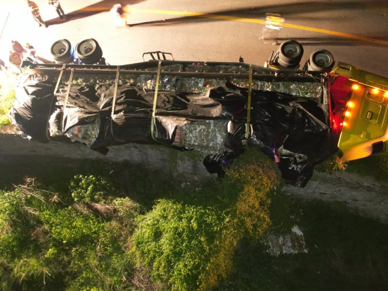 Vuelca tractocamión con 30 toneladas de cartón en carretera de Purísima del Rincón