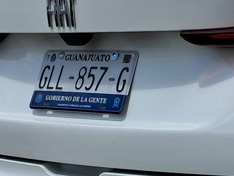 Guanajuato gasta 97 millones de pesos en placas para promover eslogan de Libia