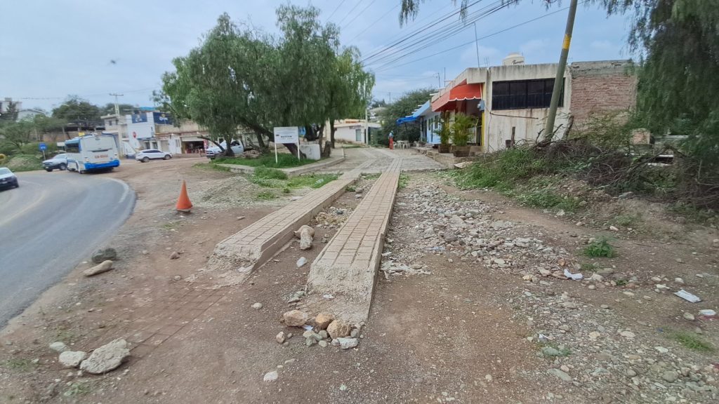 Obra inconclusa en camino a la comunidad Nochebuena, en Guanajuato