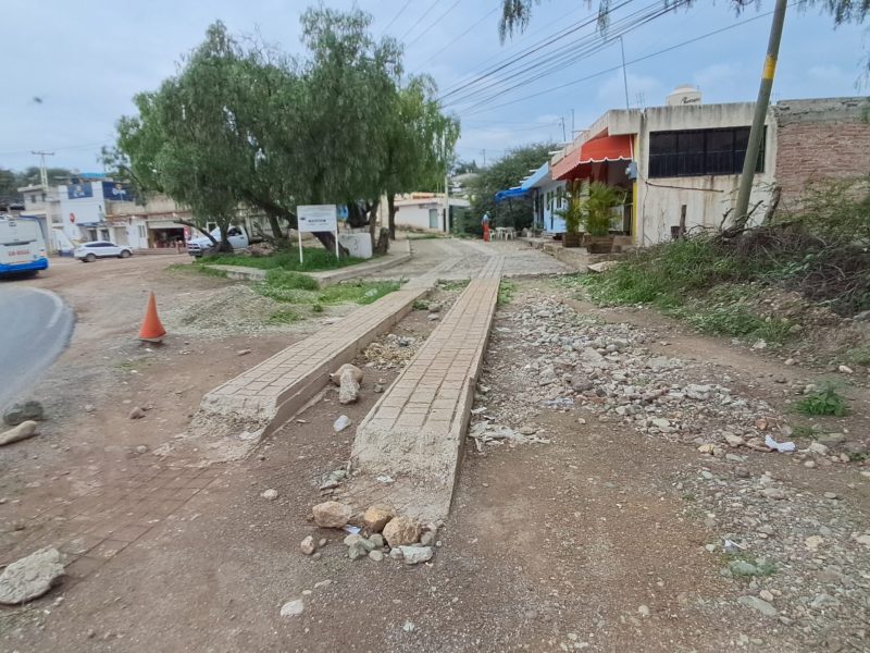 Obra inconclusa en camino a la comunidad Nochebuena, en Guanajuato