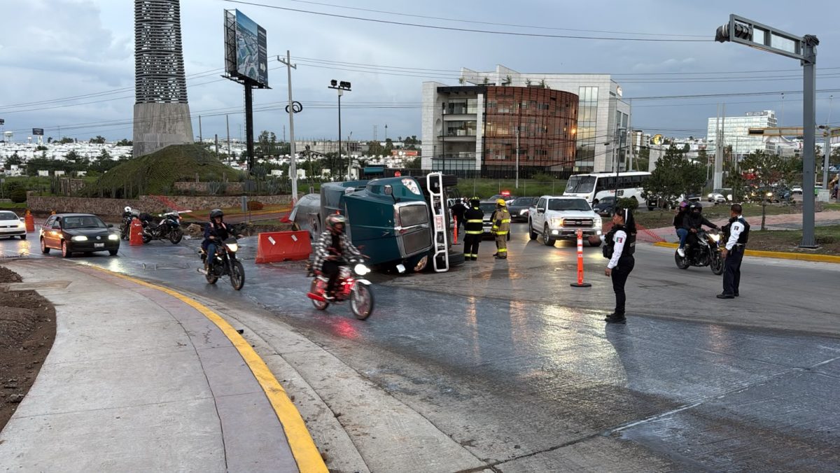 Vuelca pipa de leche en la glorieta de La Antorcha