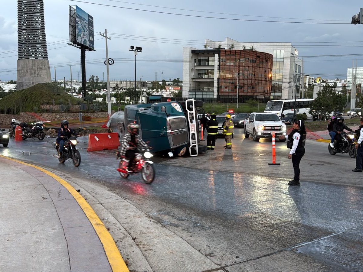¡Qué mala leche! Vuelca pipa en la glorieta de La Antorcha y desata caos vial en León