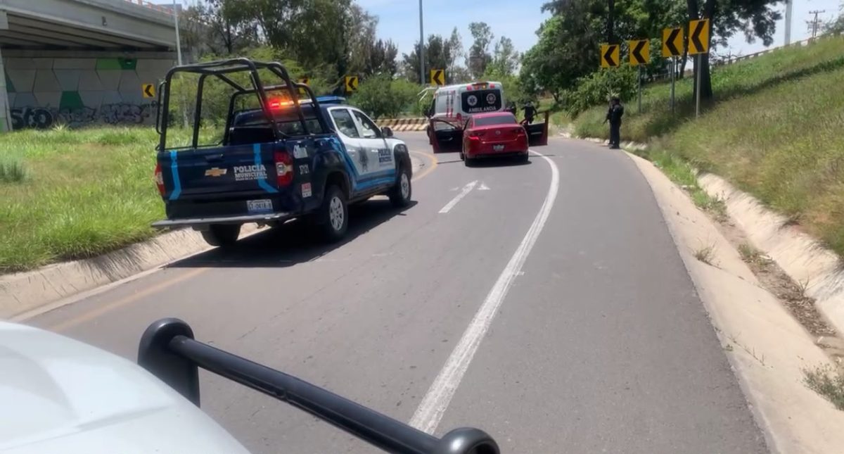 Resiste asalto abajo del puente de Comanjilla: Le disparan y le roban miles de pesos