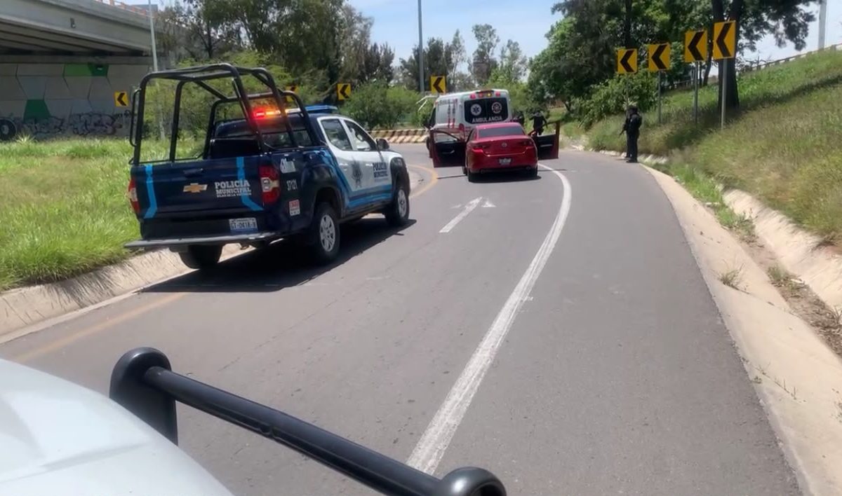 Resiste asalto abajo del puente de Comanjilla: Le disparan y le roban miles de pesos