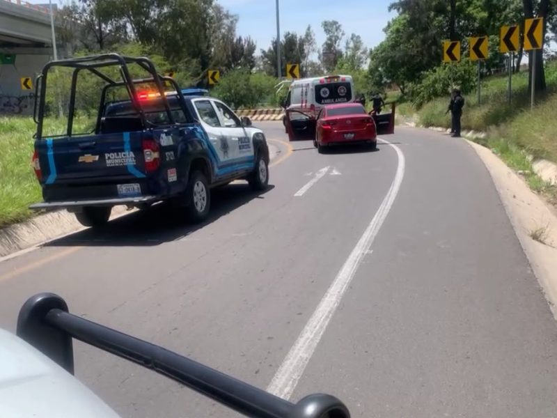 Persiguen a Saúl hasta puente de Comanjilla, lo balean y le roban miles de pesos
