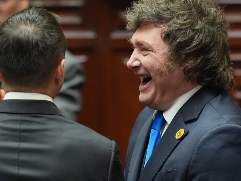 Javier Milei firma decreto contra quien incite el odio hacia Argentina