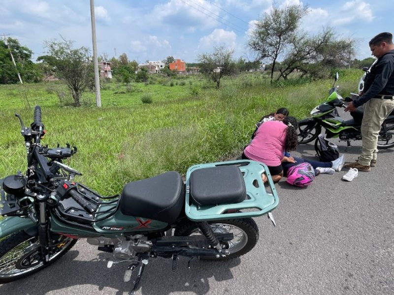 Iba a exceso de velocidad, derrapa su moto y se fractura en carretera de Pueblo Nuevo
