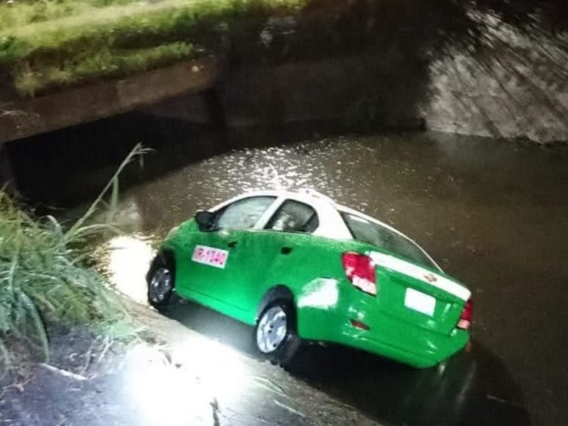 Héroes sin capa en Irapuato: Conductores salvan a taxista de ahogarse al caer a canal