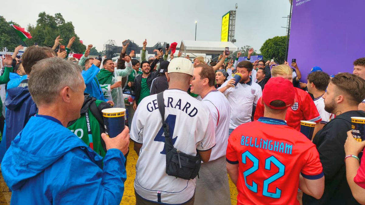 Aficionados de Inglaterra en el Azteca rumbo al juego Vs México. Ituriel Pérez.