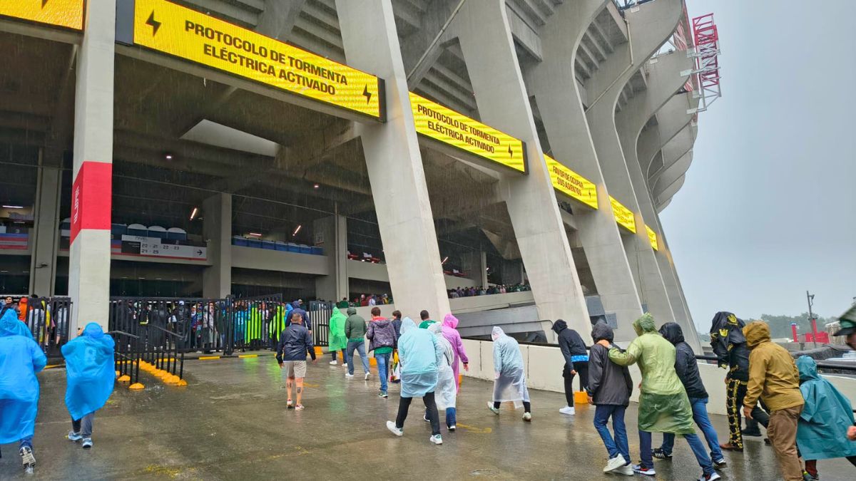Aficionados entran al Estadio Azteca para el México Vs Inglaterra. Ituriel Pérez.