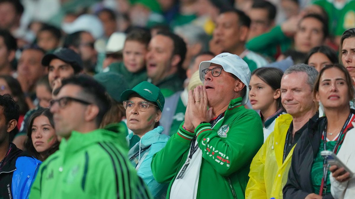 Aficionados lamentan la eliminación de México ante Inglaterra. AP.