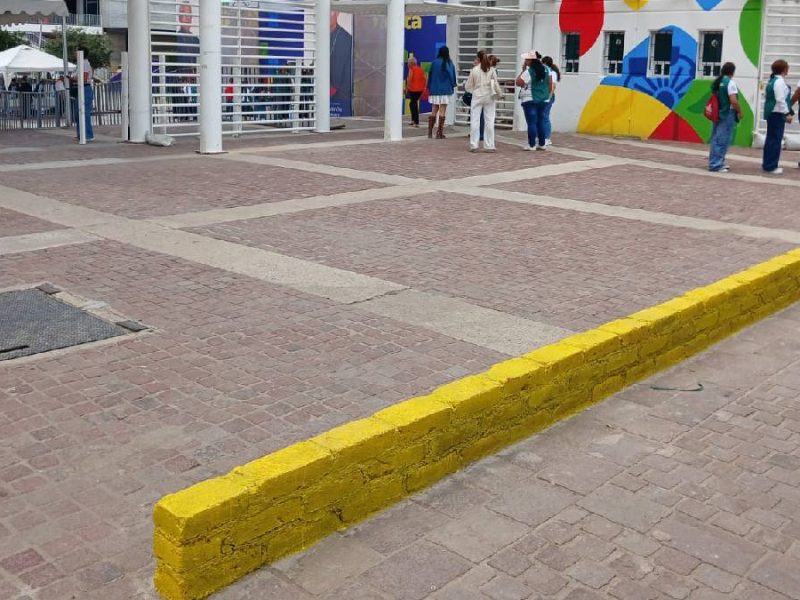 Colocan barda en acceso a Feria de León para evitar filtraciones durante el Festival Vive León 2026