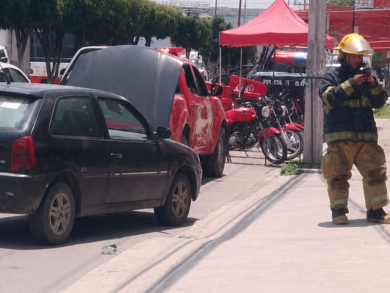 Transitaban dos hombres en el Centro de Acámbaro cuando su coche empezó a incendiarse; terminan con quemaduras