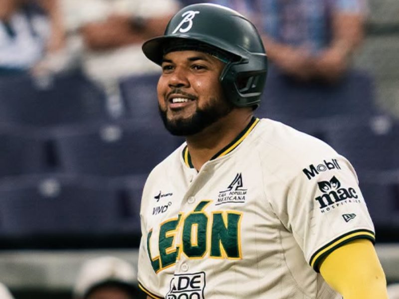 Bravos de León cierra la serie con victoria de 13-0 ante Conspiradores, haciendo cuatro jonrones