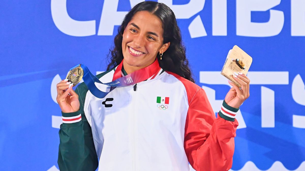 Celia Pulido con el oro en los 100 metros estilo libre en los Juegos Centroamericanos 2026. MexSport.