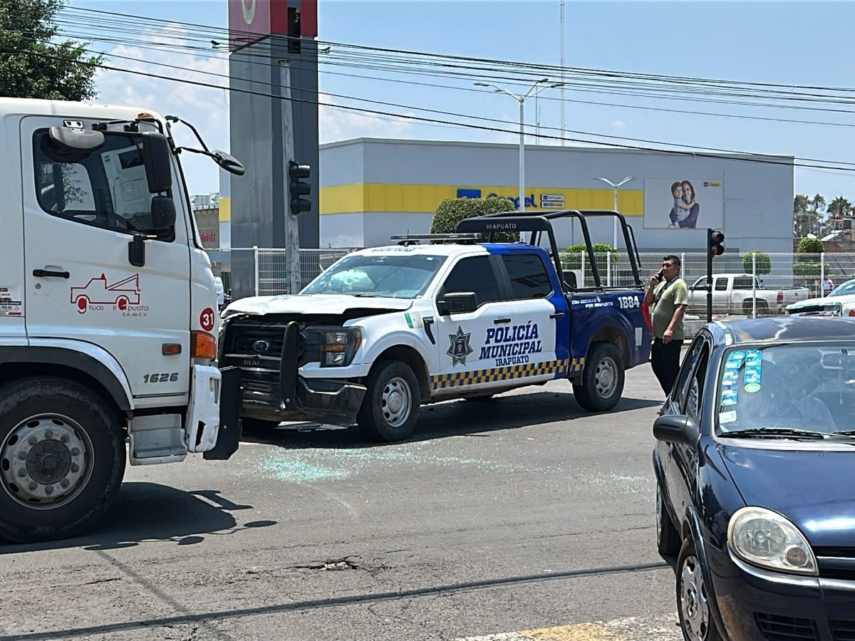 Patrulla se pasa el alto y provoca choque múltiple frente a Walmart de San Roque