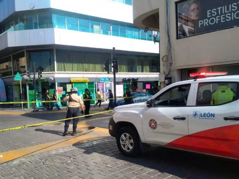 Corto circuito subterráneo provoca cierre de calles en Zona Centro de León