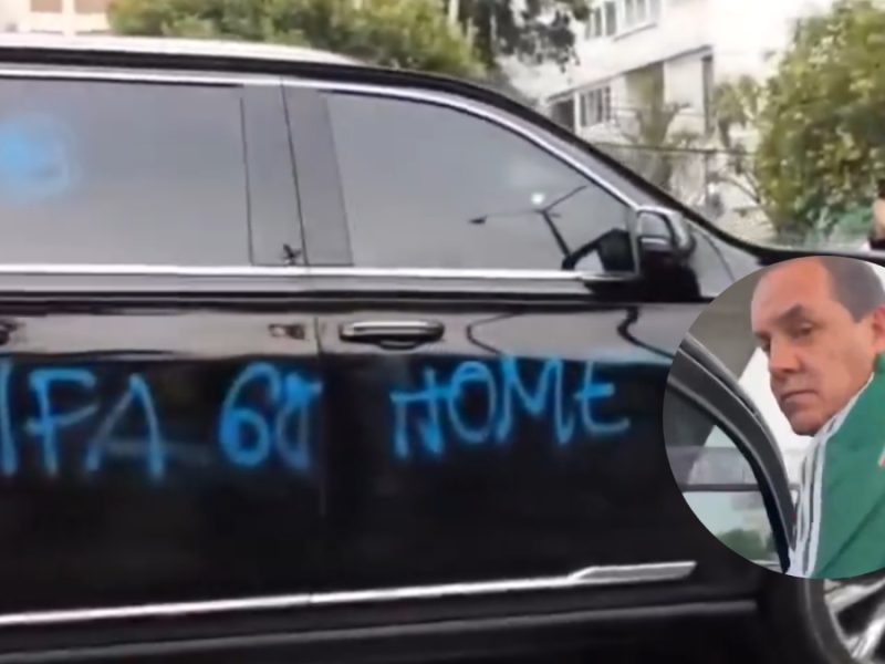 Manifestantes pintarrajean camioneta de Cuauhtémoc Blanco y le gritan ‘Asesino’ 