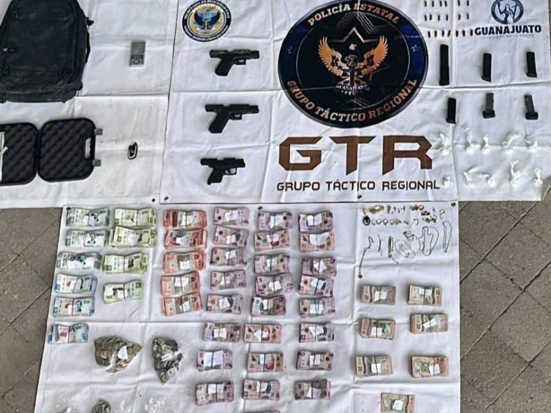 Tras huir de las FSPE tiran mochila con armas, droga y 463 mil pesos en Barranca de Venaderos
