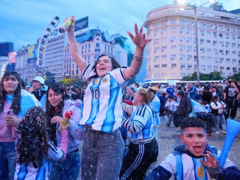 “Por Malvinas, por Diego y por Leo”: El descontrol en Buenos Aires tras eliminar a Inglaterra