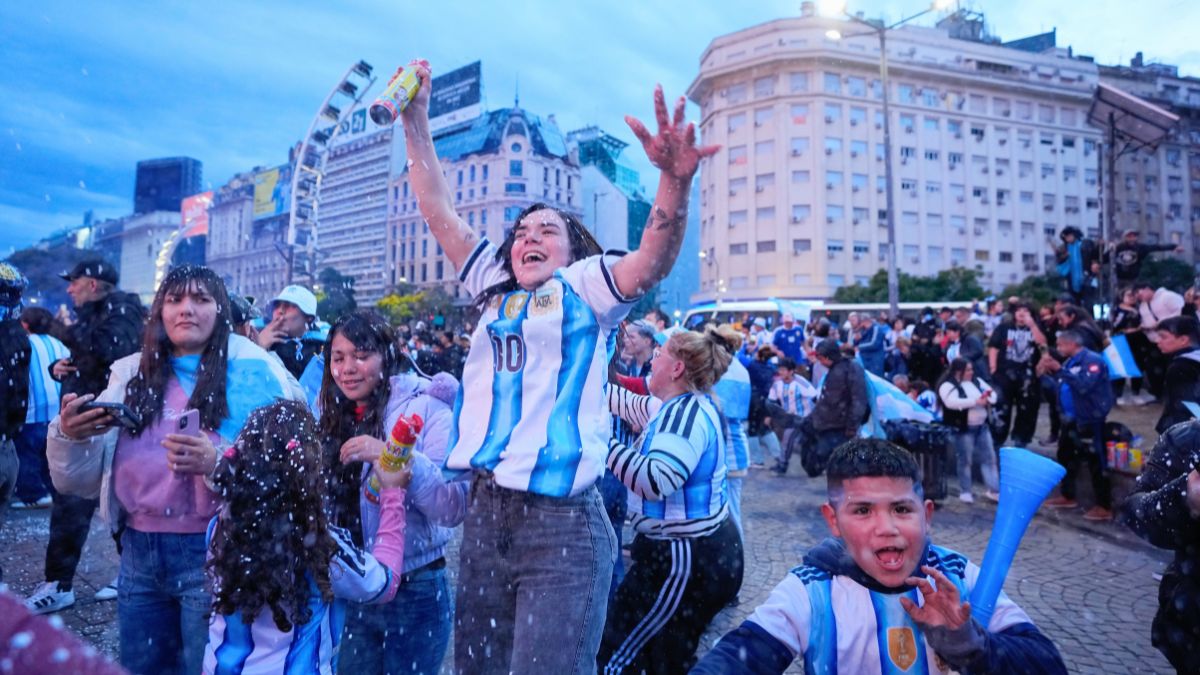 Fanáticos de Argentina en Buenos Aires celebran la victoria sobre Inglaterra. AP.