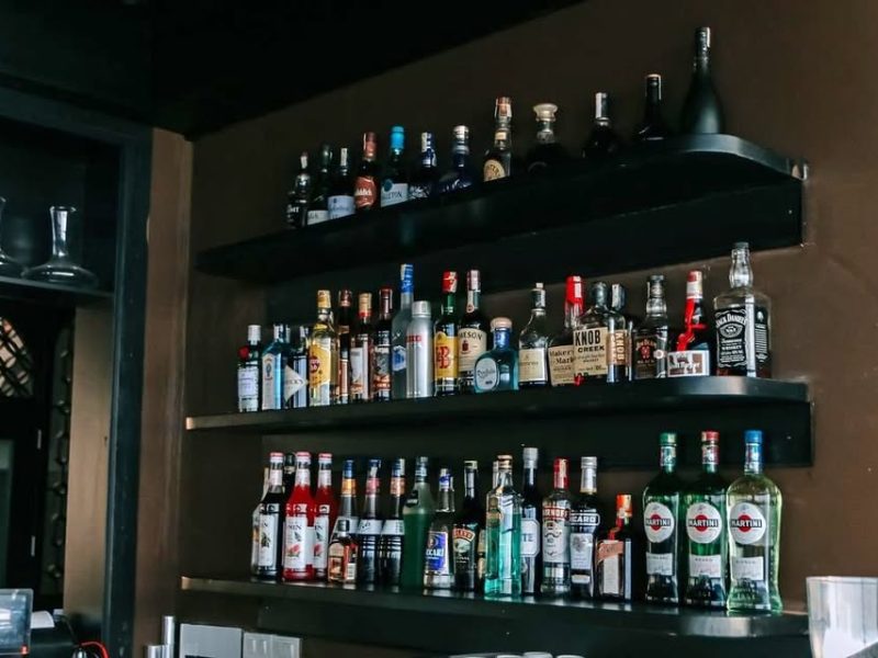 ‘Cazan’ alcohol adulterado y clandestino en Celaya e Irapuato tras muertes en el estado