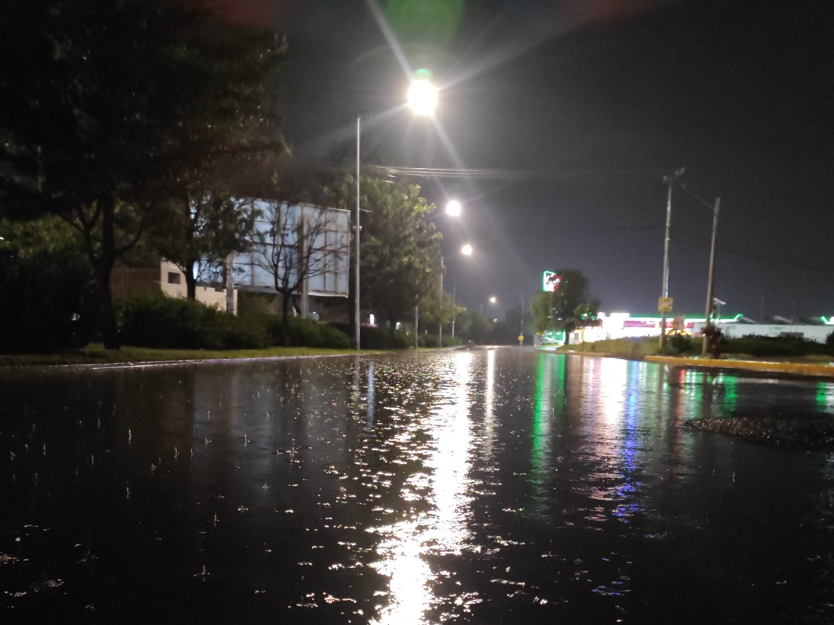 Lluvias y apagones en Irapuato: Batallan con fallas en el drenaje y semáforos