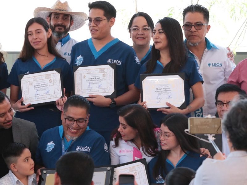 Reconocen a médicos que laboran en el Hospital de Mascotas en su primer aniversario