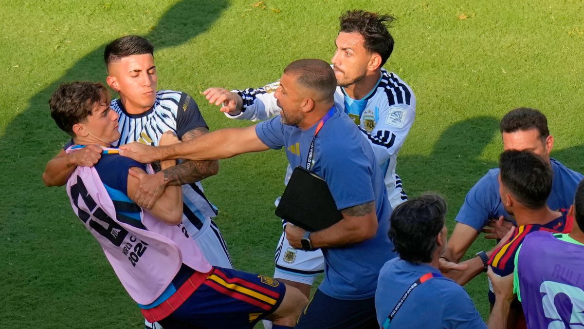 Hubo bronca al final del juego entre España y Argentina. AP.