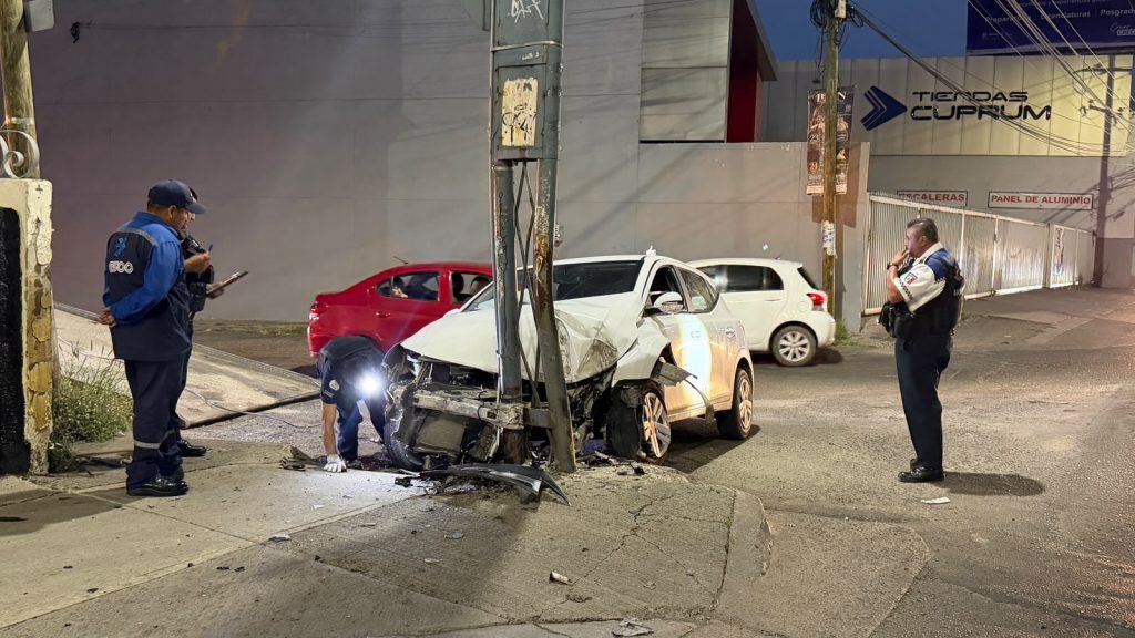 Choca contra poste en bulevar Aeropuerto de León y resulta grave