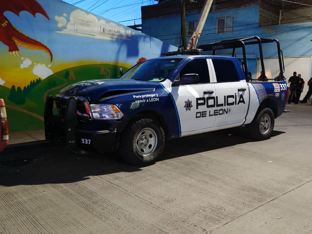 Patrulla de León choca contra poste durante persecución en Las Arboledas; hay una policía herida