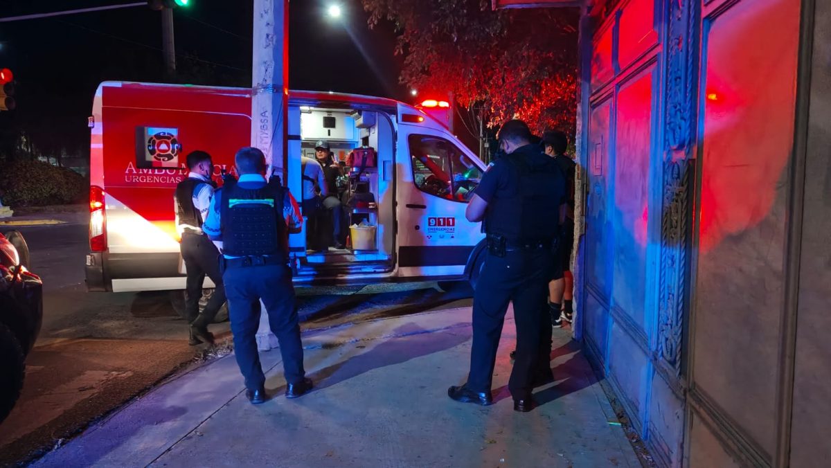 Patrulla de León se pasa el alto asistiendo a un reporte y choca contra una camioneta