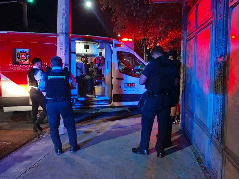 Patrulla de León se pasa el alto asistiendo a un reporte y choca contra una camioneta