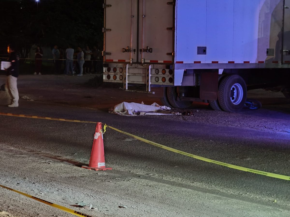 Chocan contra camión y llantas les pasan por encima; una joven muere y hombre resulta herido, en León