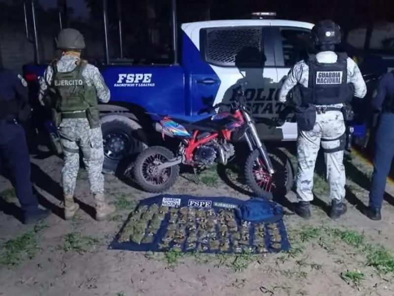 Aseguran más de mil dosis de marihuana y moto robada en la carretera Pueblo Nuevo-Irapuato