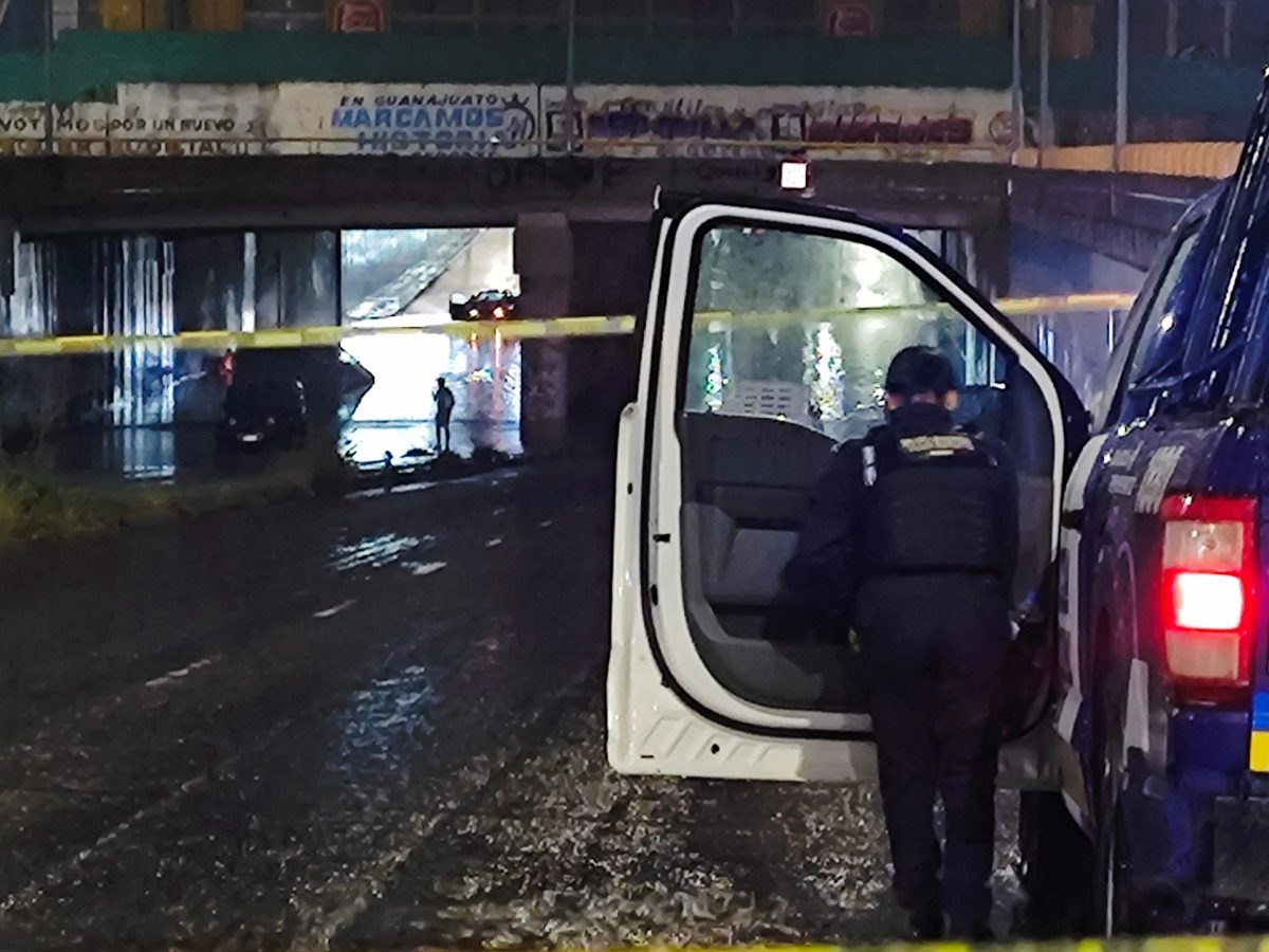 Lluvia intensa y granizo inundan avenidas y atrapan autos en Irapuato